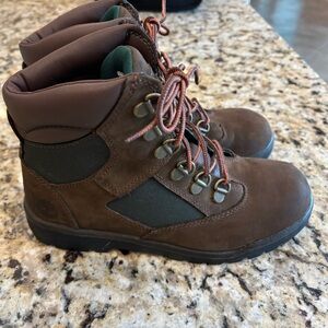 Timberland Unisex Grade School 6 inch field boot, style 54992 brown/green sz. 4